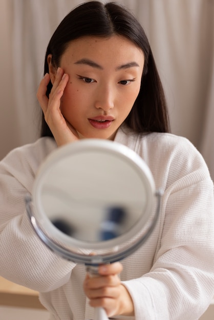 Foto mujer coreana haciendo cuidado de la piel