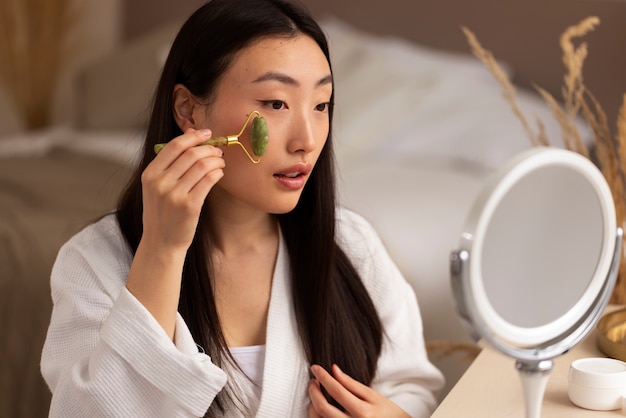 Foto mujer coreana haciendo cuidado de la piel