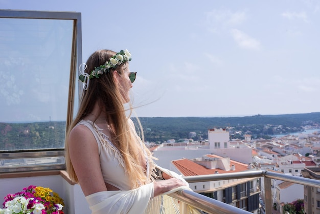 Mujer con corona nupcial de despedida de soltera en el isand mediterráneo