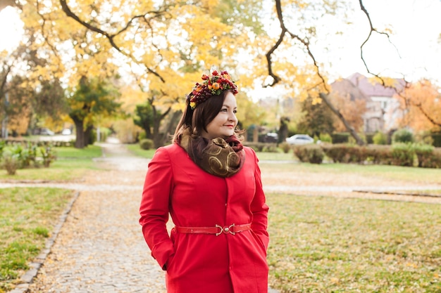 Mujer con corona de otoño