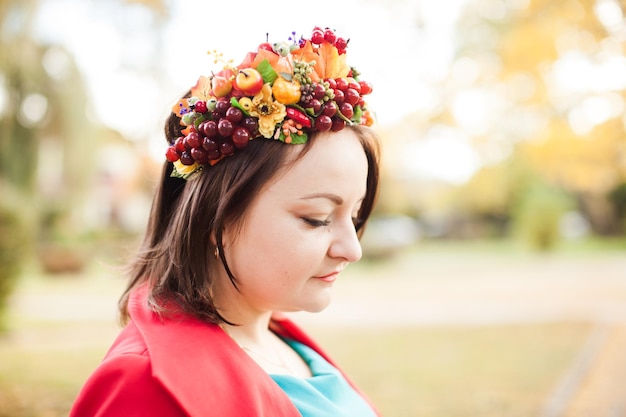 Mujer con corona de otoño