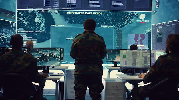 Una mujer coronel manejando una operación especial con grandes datos en la sala de monitoreo