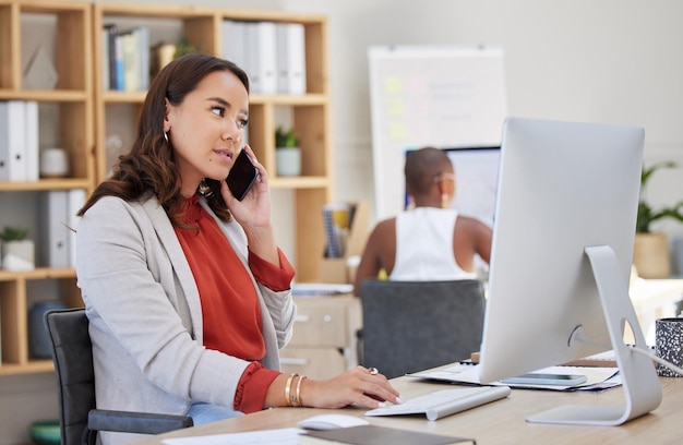 Mujer corporativa en llamadas telefónicas y tecleo de computadora trabajando en la gestión de la empresa y correo electrónico comercial Niña de México y gerente de comunicación de tecnología en línea en un teléfono inteligente móvil digital 5g en la oficina