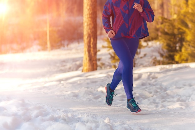 La mujer corre en invierno