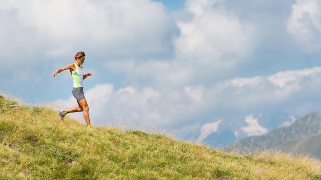 Mujer corre sola en las montañas