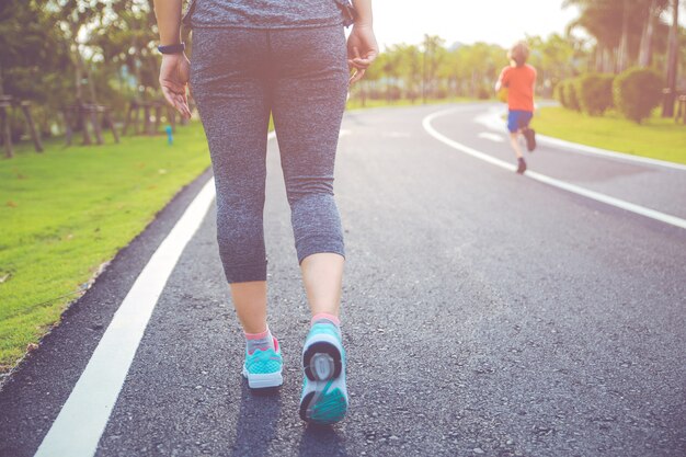 Mujer corredor corriendo por la mañana en el parque público.