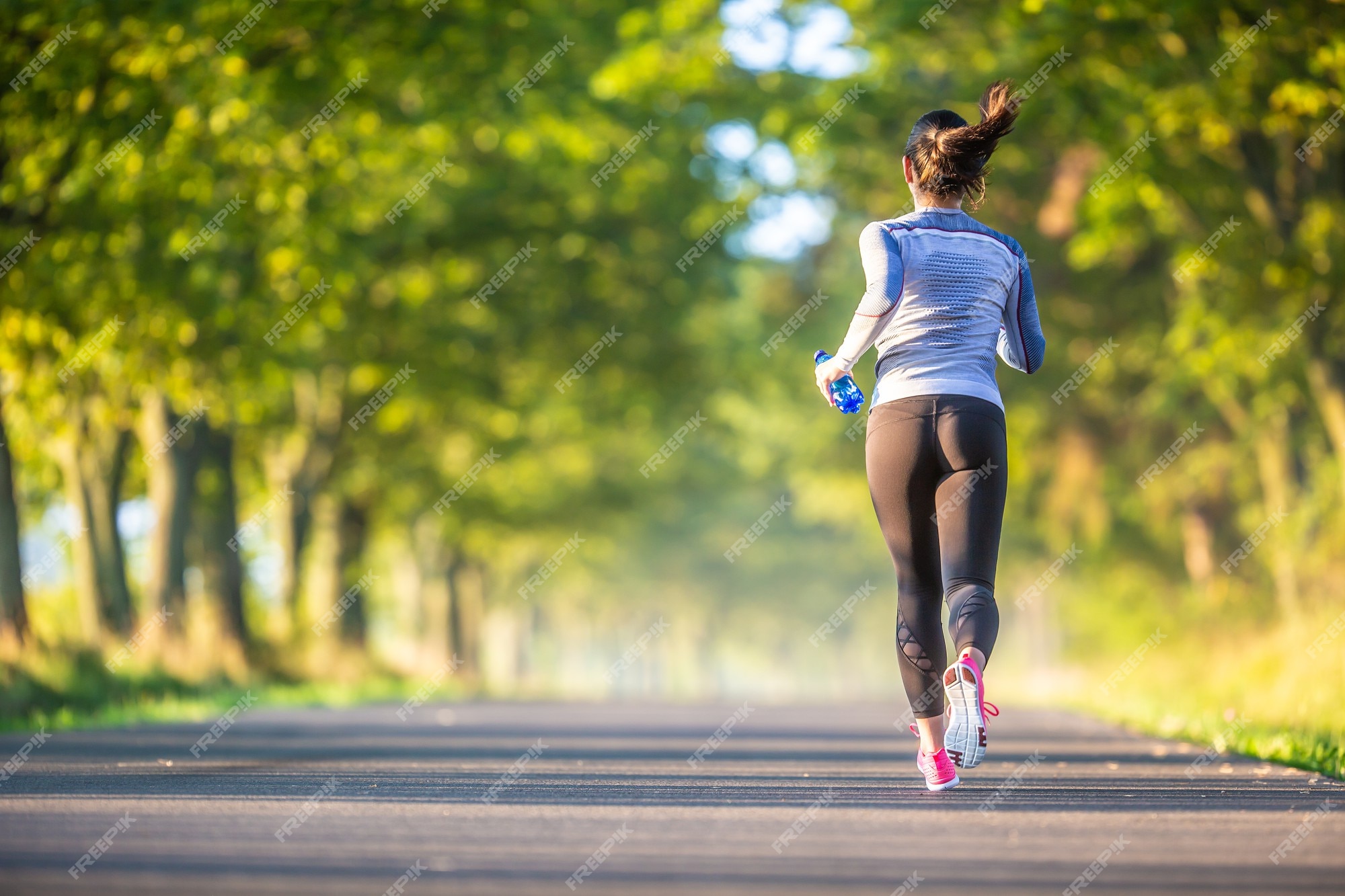 Mujer corredor en otoño parque árbol callejón entrenamiento en ropa interior térmica deportiva. | Premium