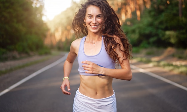 Mujer corriendo al aire libre