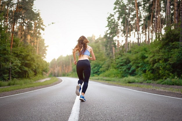 Mujer corriendo al aire libre