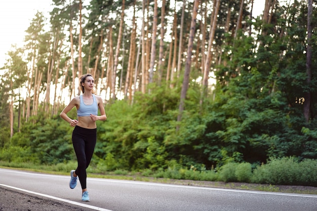 Mujer corriendo al aire libre