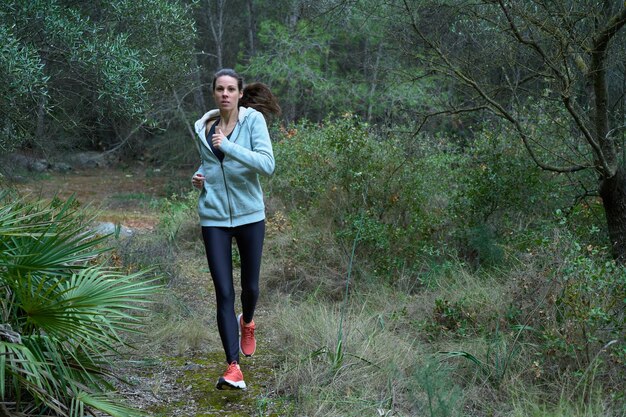 Mujer corriendo por el bosque