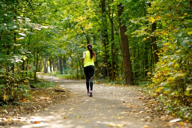 Mujer corriendo en el bosque