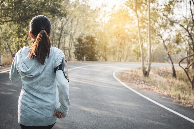 mujer corriendo en el camino para la salud