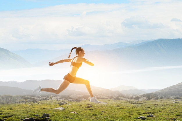 Mujer corriendo para hacer ejercicio, fitness y estilo de vida saludable. Técnica mixta