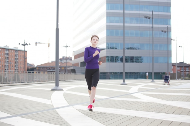 Foto mujer corriendo en milán - italia