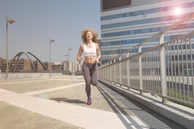 Mujer corriendo en Milán