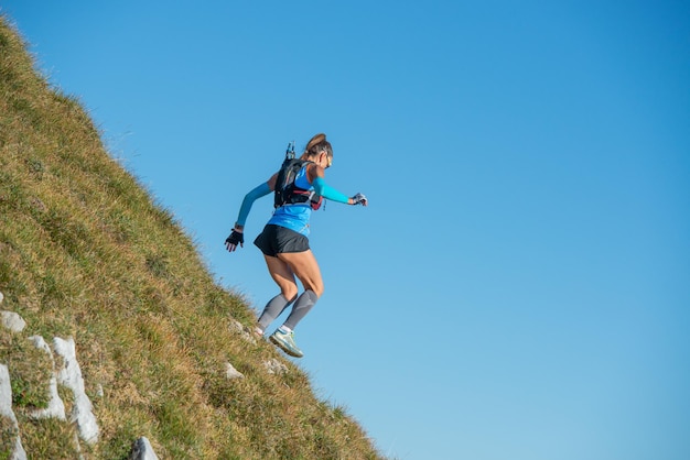 Mujer corriendo en las montañas