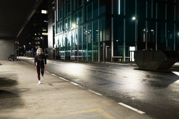 Mujer corriendo durante la noche