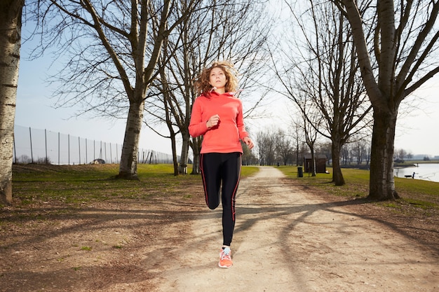 Mujer corriendo en el parque