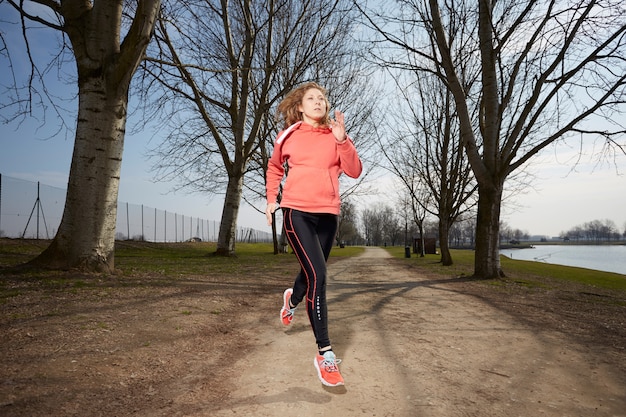 Mujer corriendo en el parque