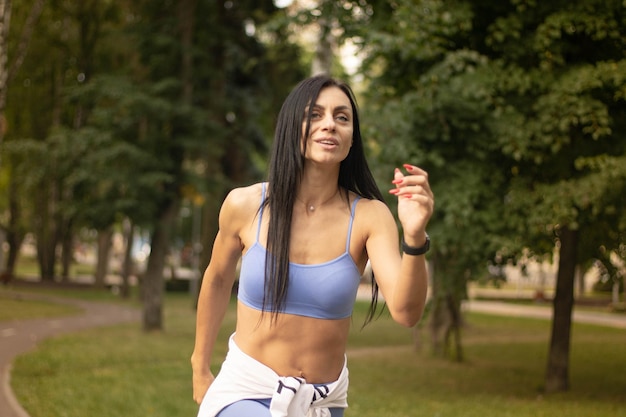 Mujer corriendo en el parque