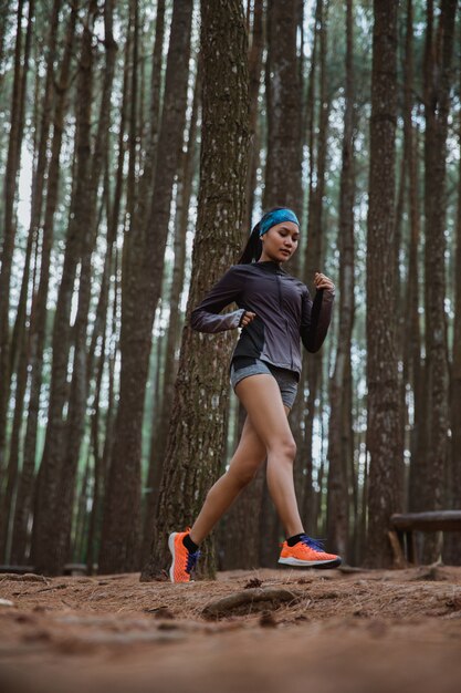 Una mujer corrio en el bosque