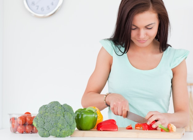 Mujer cortando verduras