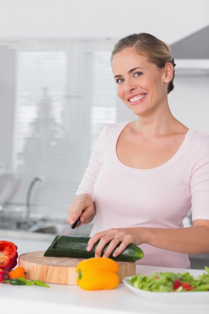 Mujer cortando verduras