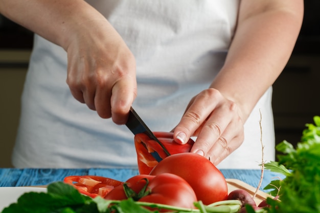 Mujer cortando verduras