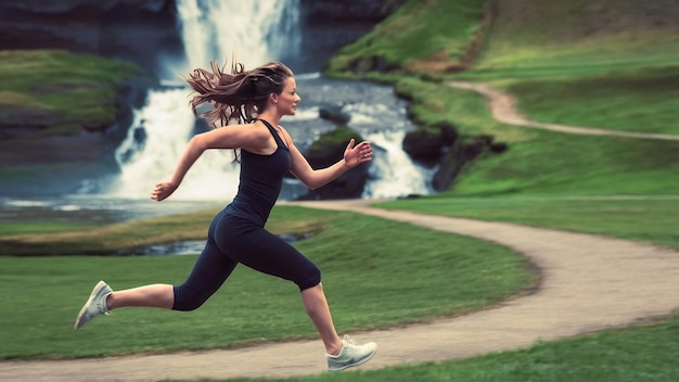 Mujer de la cosecha en movimiento de correr