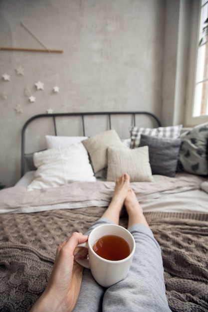 Foto mujer de la cosecha que desayuna en cama