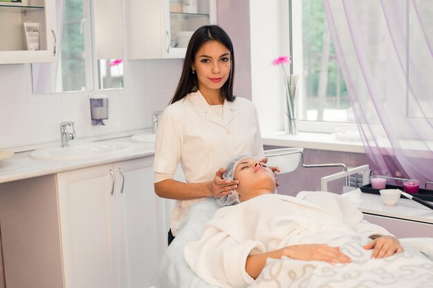 Mujer cosmetóloga para trabajar en salón de belleza