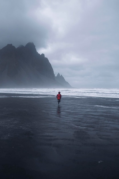 Mujer en la costa sureste de Islandia