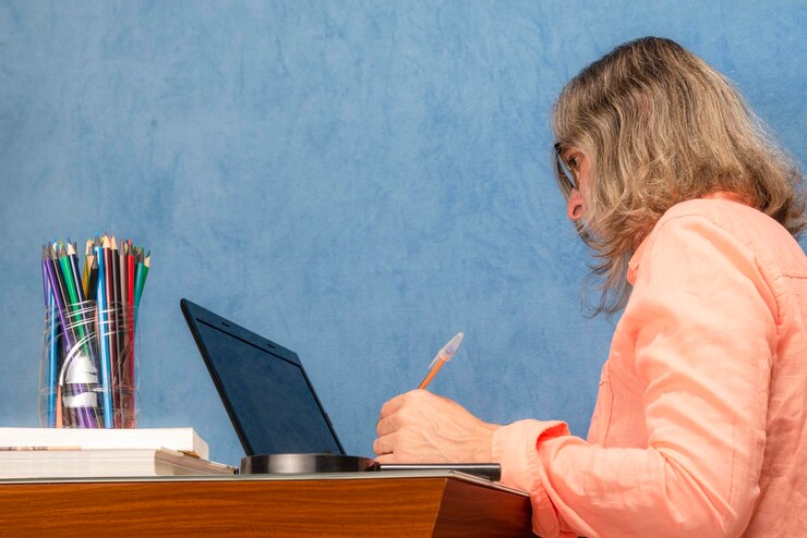 Foto mujer de costado con computadora portátil trabajando en casa o en la oficina gente de negocios y concepto de tecnología