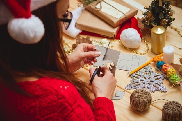 Mujer crea accesorios navideños