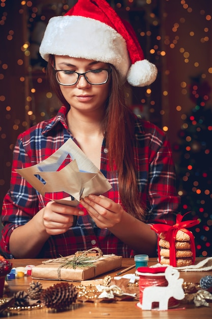 Mujer crea accesorios navideños