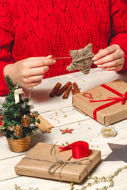 Mujer crea elegantes regalos de Navidad