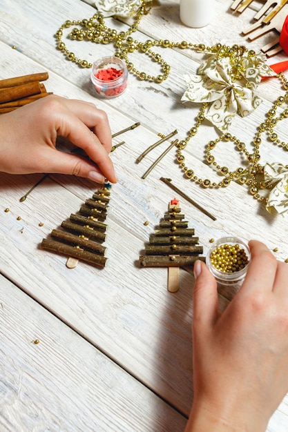 Foto mujer creando accesorios navideños