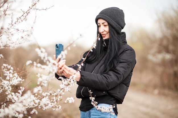 Mujer creando contenido para redes sociales