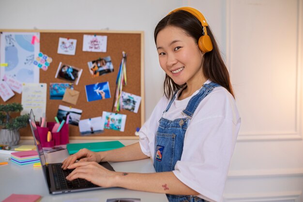 Mujer creando su propio tablero de visión