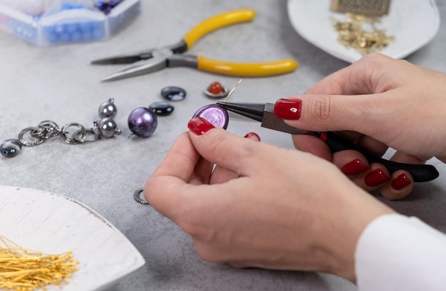 Mujer crear joyería hecha a mano Preparación de abalorios hechos a mano