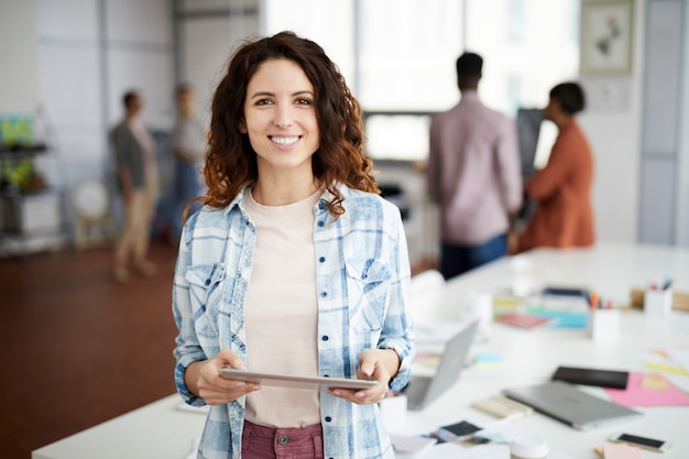 Mujer creativa contemporánea en la oficina