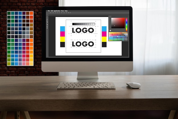 Una mujer creativa se sienta en su escritorio usando una tableta dibujando arte digital para una agencia de diseño web con habilidad e inspiración diseñador gráfico lugar de trabajo espacio de trabajo