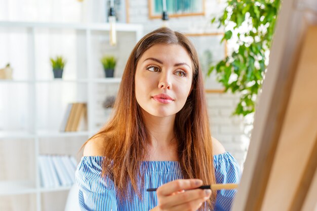 Mujer creativa trabajando en el estudio de arte.