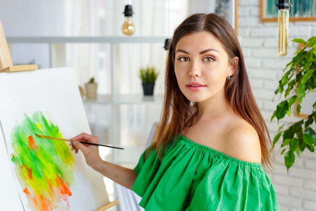 Mujer creativa trabajando en el estudio de arte.