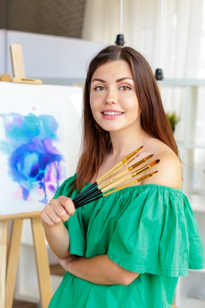 Mujer creativa trabajando en estudio de arte