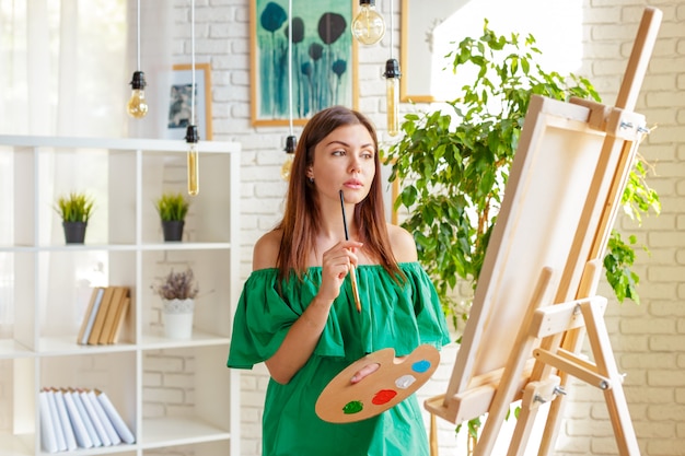 Mujer creativa trabajando en el estudio de arte.