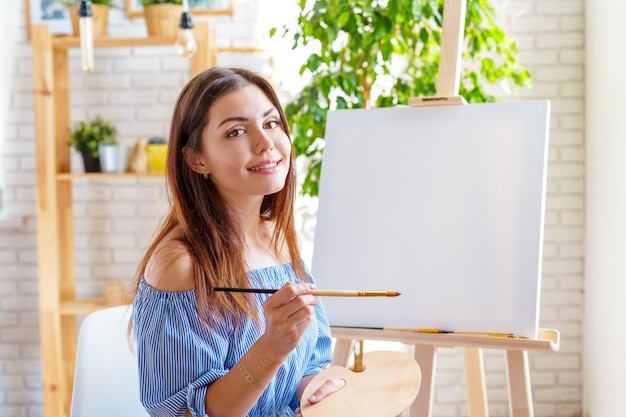 Mujer creativa trabajando en estudio de arte