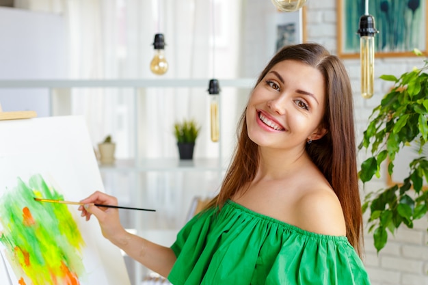 Mujer creativa trabajando en el estudio de arte.