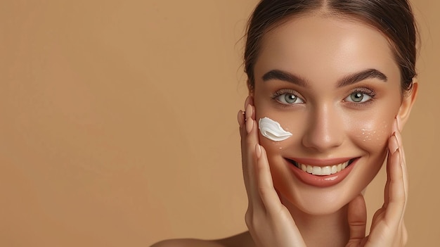 una mujer con una crema en la cara está cubierta de pintura blanca